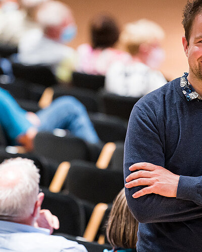 Stefan Mey: Freie KI – Künstliche Intelligenz ohne Grenzen